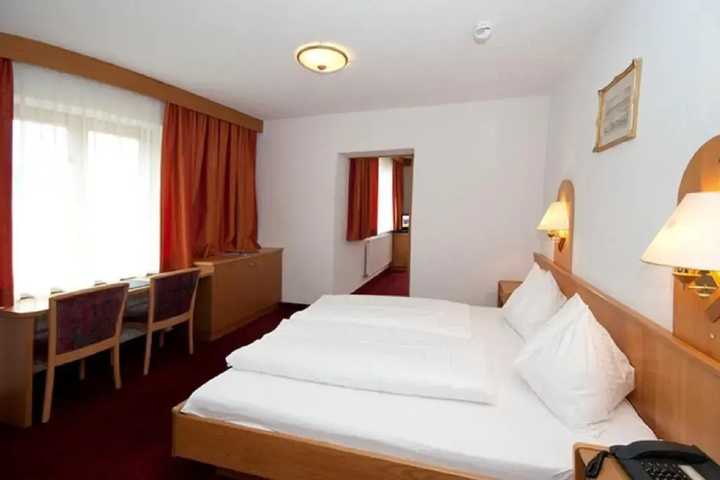 Room 4 of 12