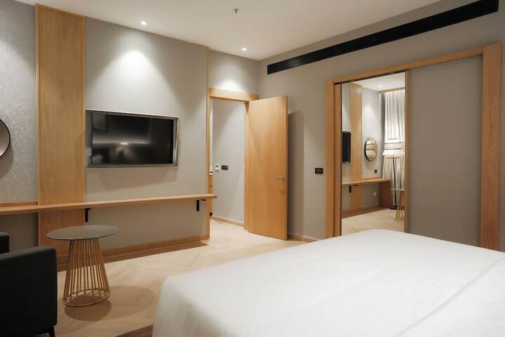 Room 33 of 81