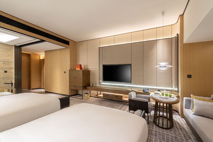 Room 7 of 90