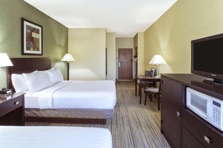 2 Double Beds (1 of 5)