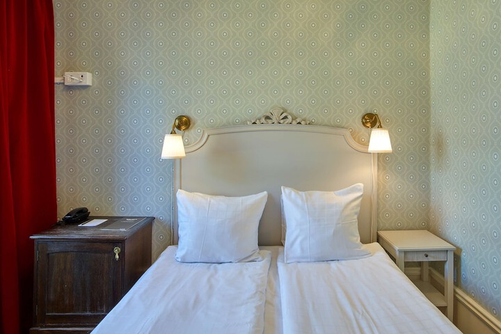 Room 12 of 33