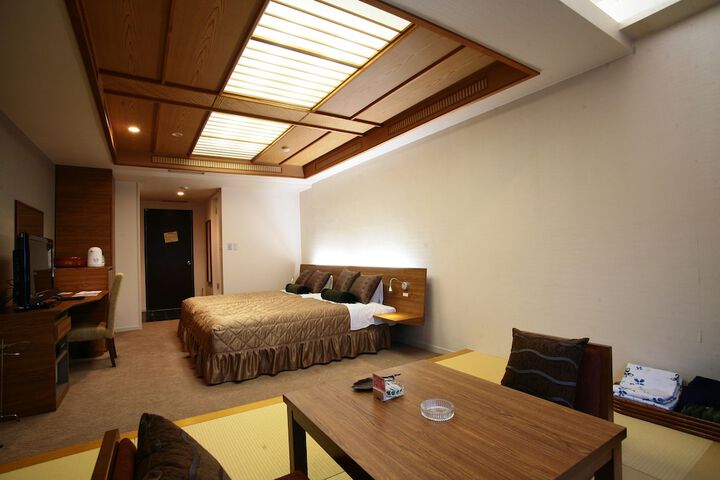 Room 17 of 38