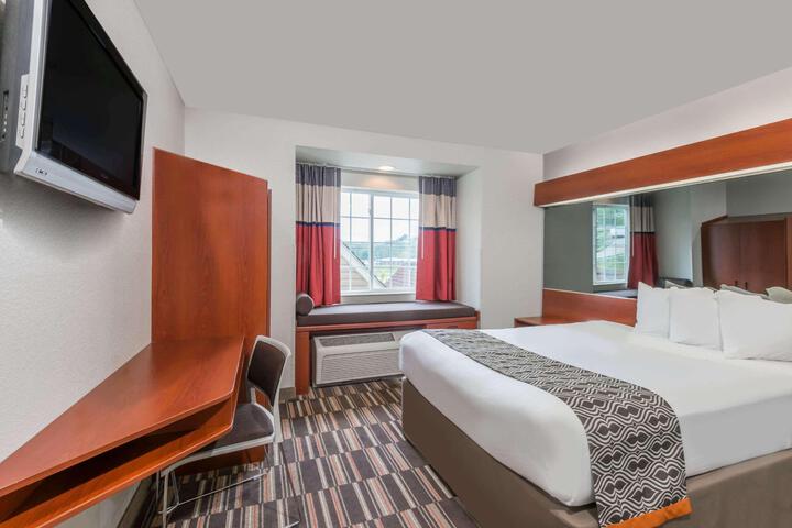 Queen Bed Accessible (18 of 18)