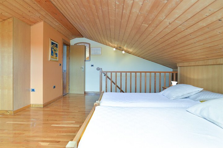 Room 13 of 79