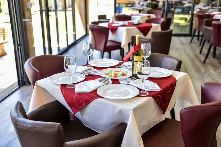 Dining 36 of 49