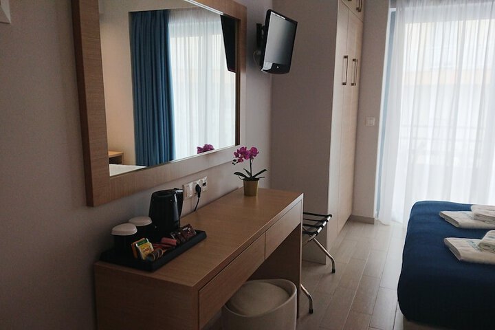 Room 11 of 38