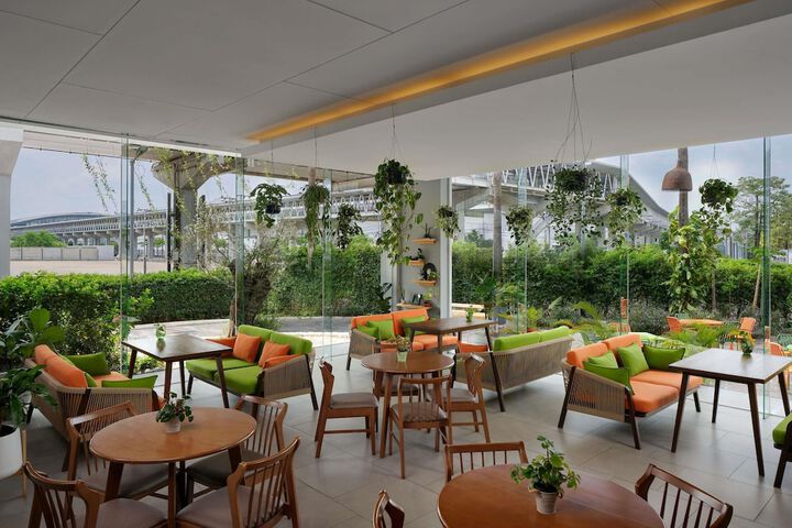 Lounge 42 of 65