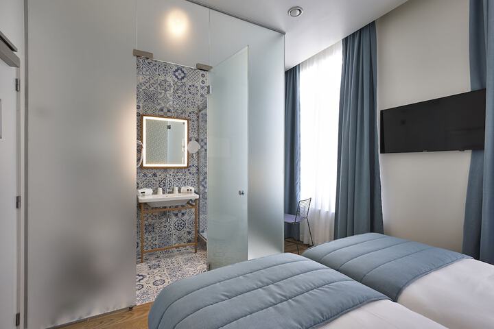 Room 11 of 39