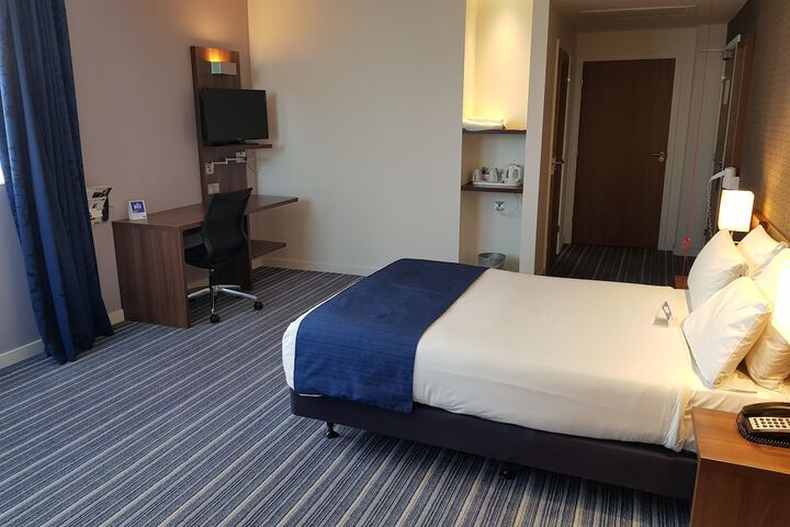 Room 4 of 65