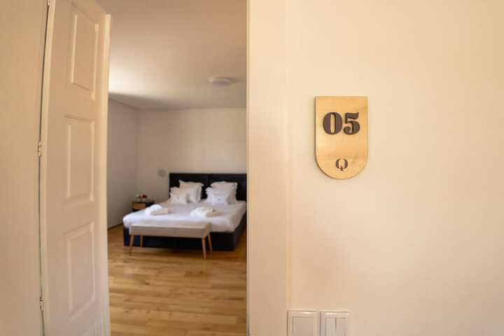 Room 10 of 76
