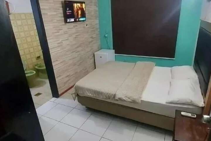 Room 4 of 9