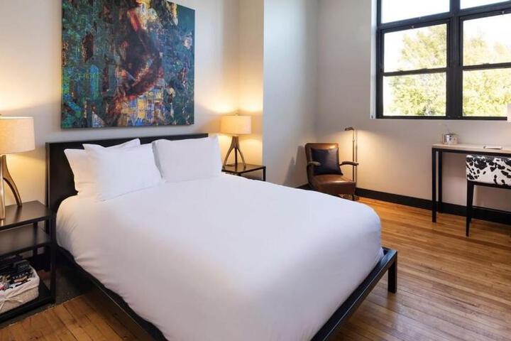 1 Queen Bed (9 of 11)