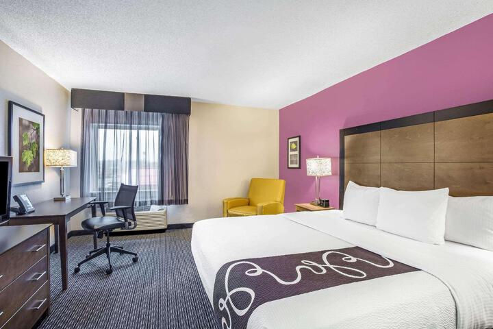 1 King Bed (2 of 19)