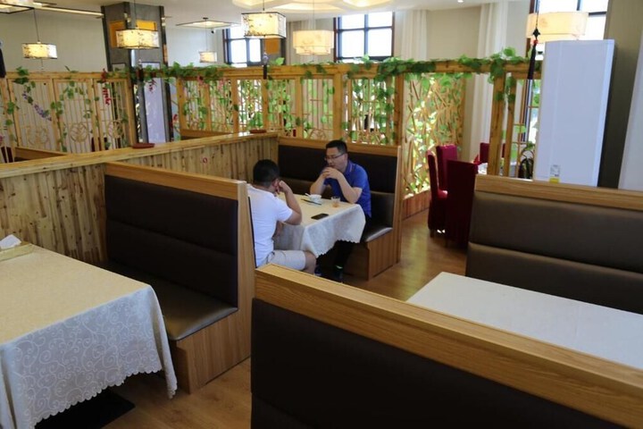 Dining 16 of 20