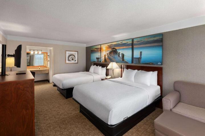 2 Queen Beds (5 of 7)