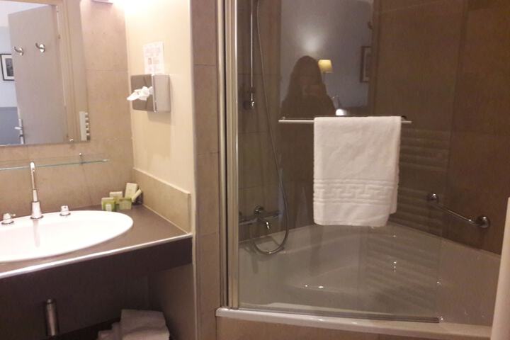 Room 16 of 38