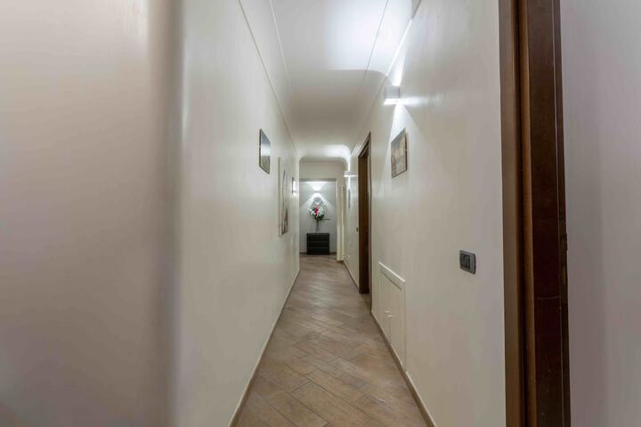 Ballroom/Hall 46 of 47