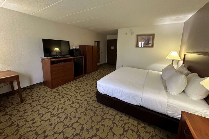 1 King Bed (5 of 16)