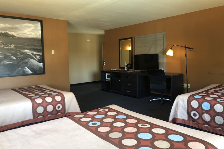 2 Queen Beds (1 of 20)