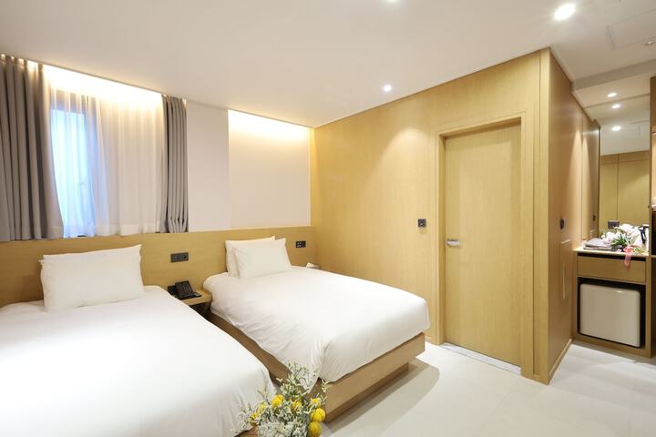 Room 7 of 75