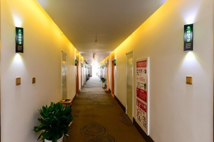 Ballroom/Hall 18 of 21