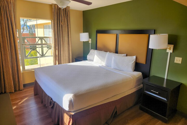 Suite Queen Bed (2 of 19)