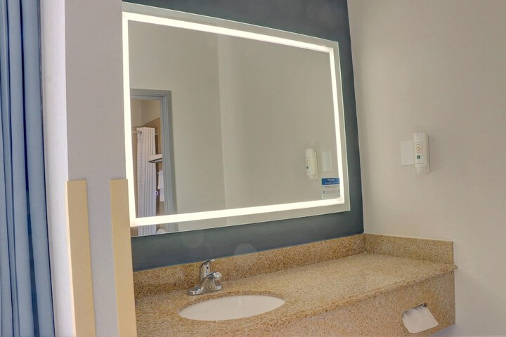 Room 34 of 41