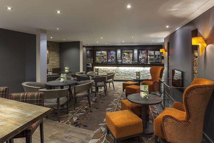 Lounge 109 of 136