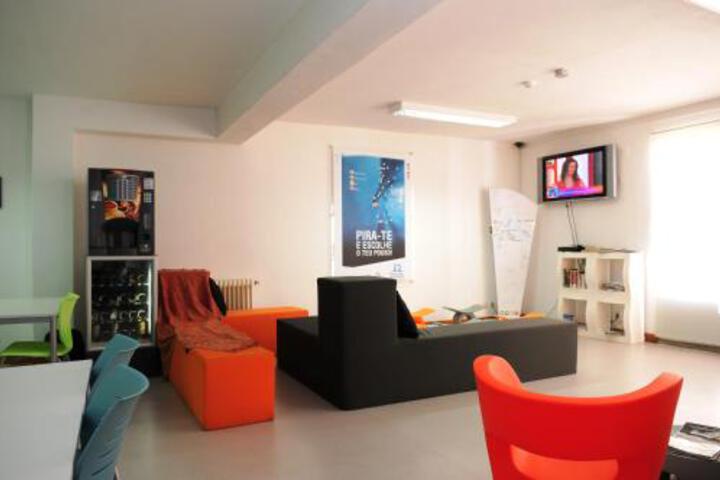Lounge 26 of 28