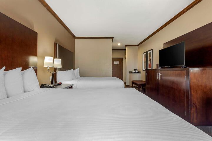 2 Queen Beds Work Desk Microwave and Refrigerator WiFi Full Breakfast (5 of 7)