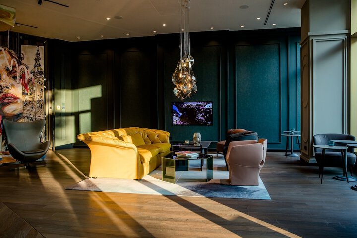Lounge 25 of 35