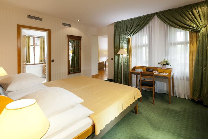 Room 4 of 106