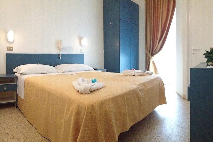 Room 4 of 25
