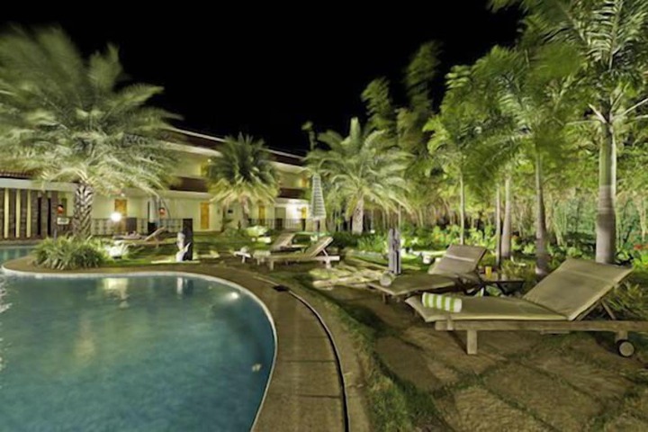 Hotel with Pool