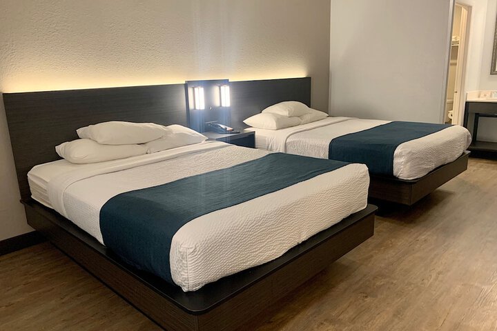 1 Queen Bed Micfridge (6 of 15)