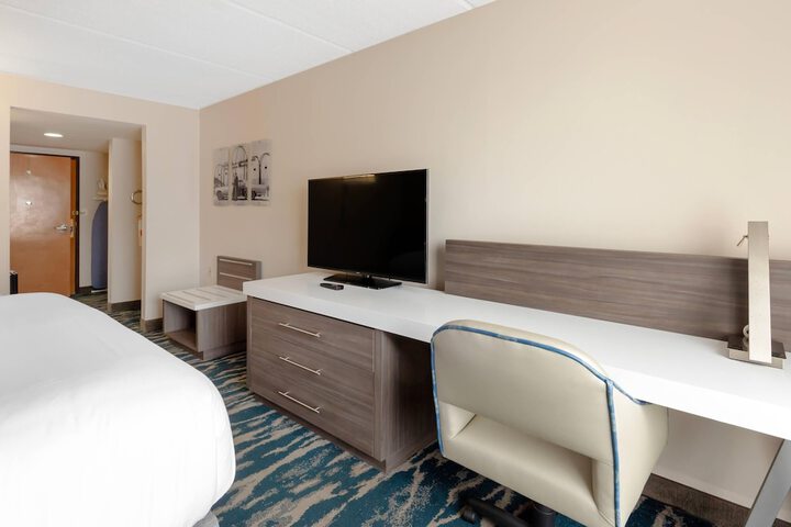 Room 28 of 67
