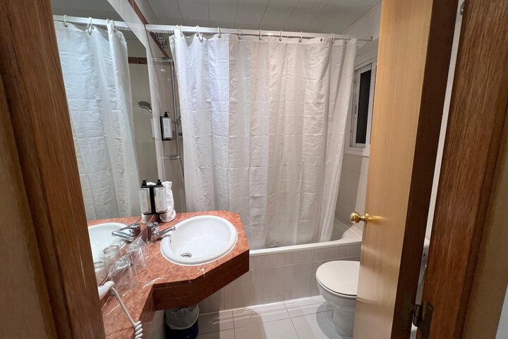 Room 42 of 80