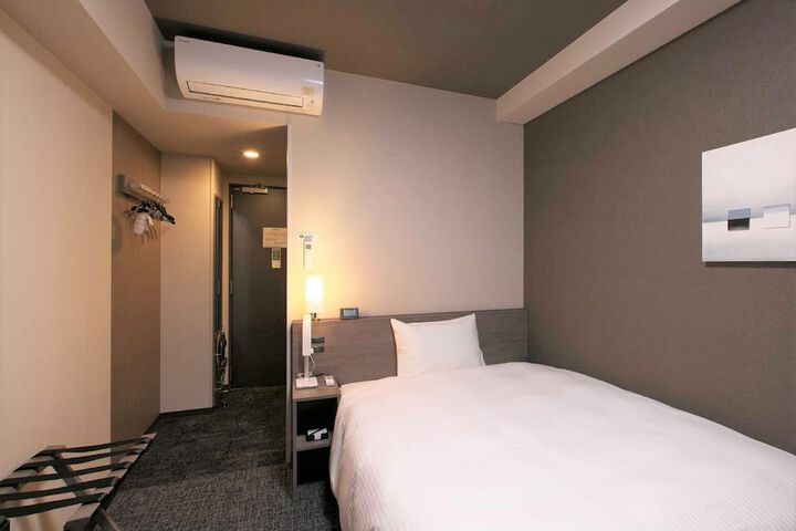 Room 4 of 27