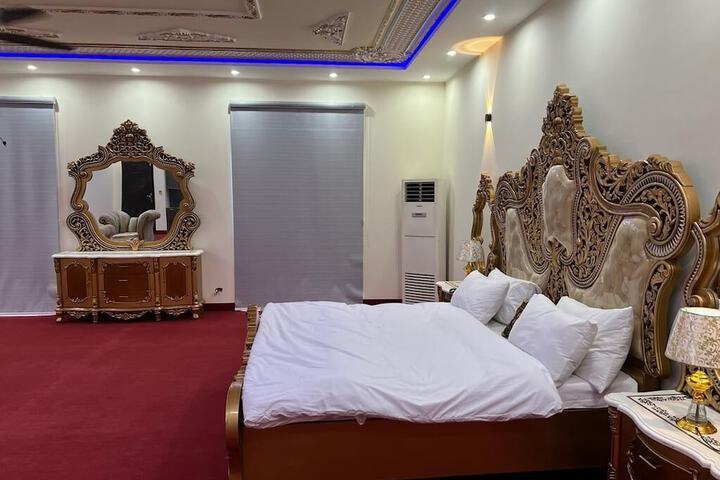 Room 9 of 16