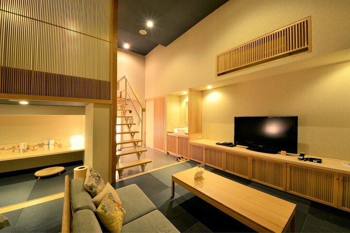 Room 5 of 93