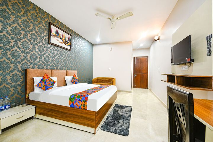 Fabhotel Moon Lite