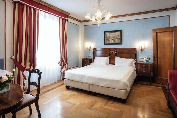 Room 33 of 90