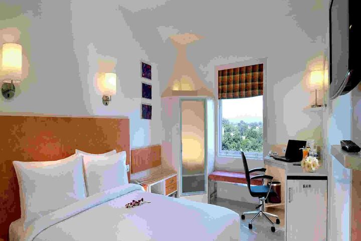 Room 11 of 36