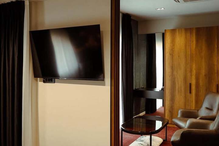 Room 4 of 9