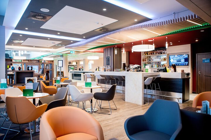 Lounge 98 of 129