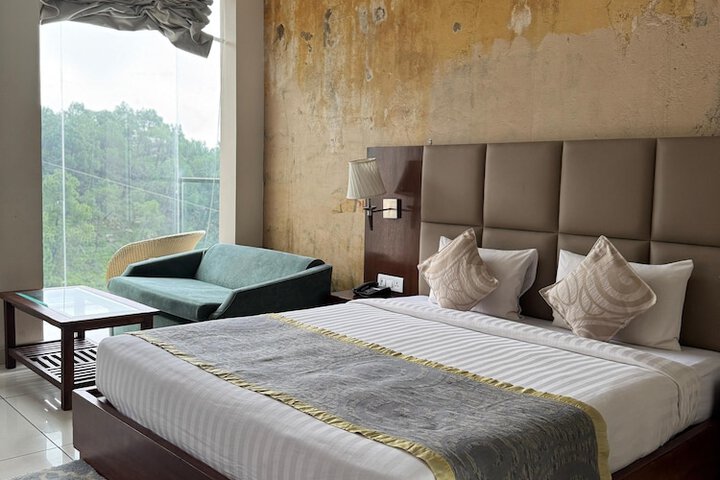 Room 4 of 33