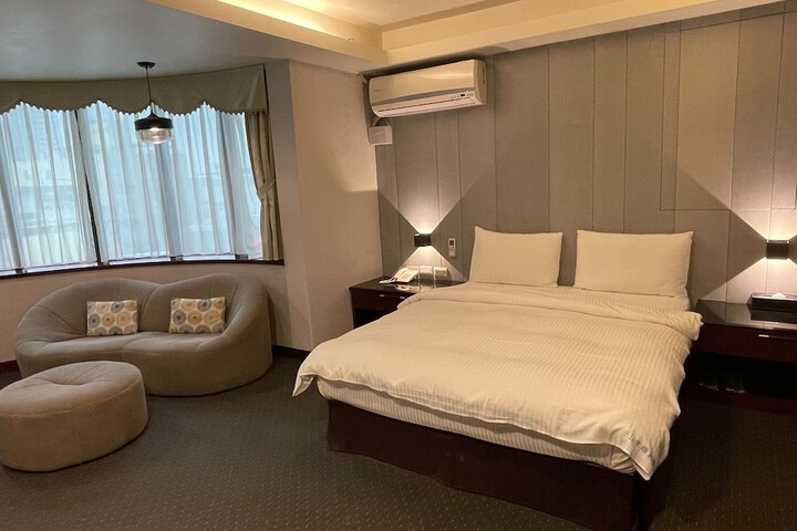 Room 33 of 59