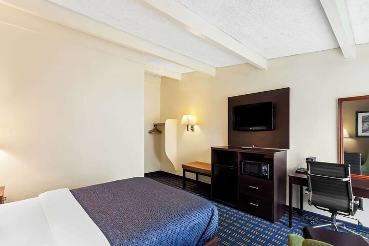 1 Queen Bed (4 of 12)