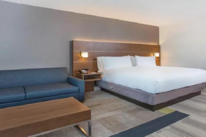 1 Bedroom Suite Communications Accessible (5 of 5)
