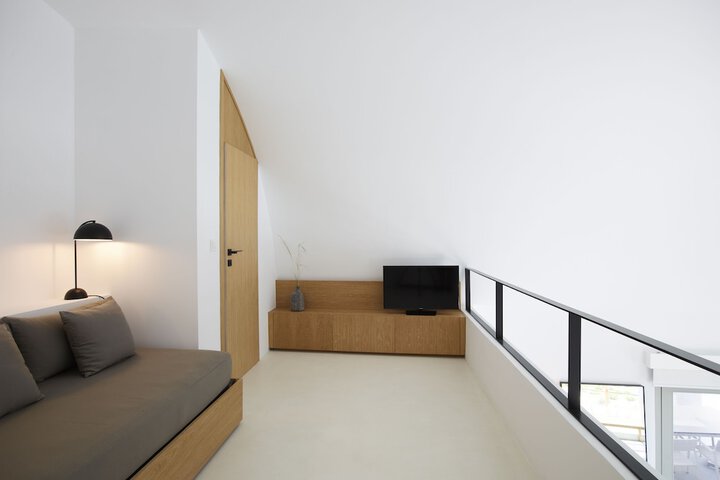 Room 8 of 151